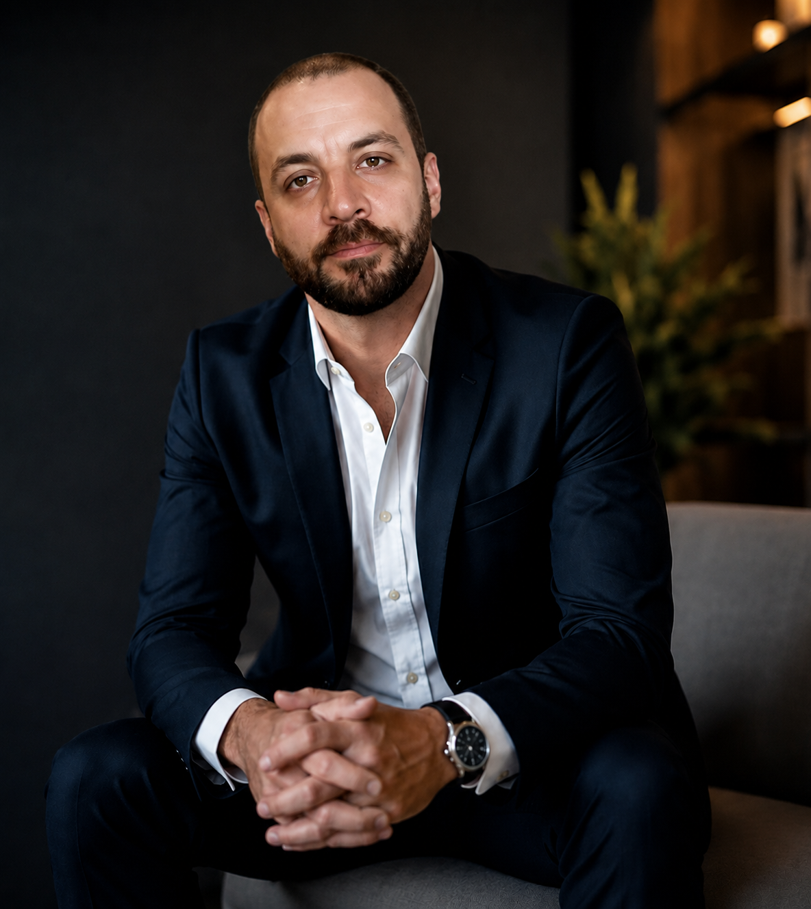Franck Delcroix, consultor imobiliário, sentado em um ambiente de escritório